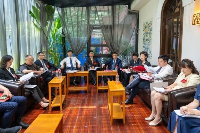 非党员校领导